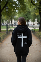 "Frau trägt schwarzen DON'T GIVE UP Hoodie Backprint"