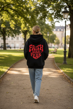 "Frau trägt schwarzen Faith over Fear Hoodie"