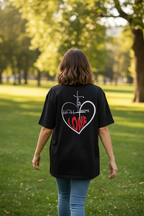 Frau trägt schwarzes Faith Hope Love Oversized T-Shirt mit Herz-Design