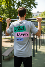 Mann beim Outdoor-Training trägt graues Jesus Saved My Life Oversized T-Shirt
