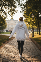 "Frau trägt weißen Jesus Love Hoodie Backprint"