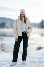 Frau trägt beige Team Jesus Beanie mit rotem Distressed-Print