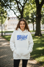 "Frau trägt weißfarbenen Blessed Hoodie"