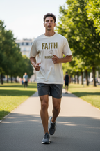 Mann joggt im Park und trägt weißes Faith Runs Deep Oversized T-Shirt