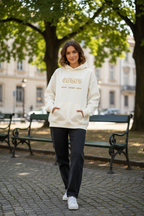 "Frau trägt weißen Jesus Hoodie"