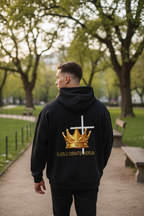 "Mann trägt schwarzen I AM A KING'S CHILD Hoodie Backprint"