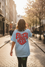 Frau läuft durch die Stadt und trägt hellblaues Faith over Fear Oversized T-Shirt