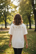 Frau trägt weißes YHWH Our Savior Oversized T-Shirt