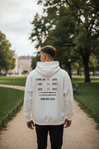 "Mann trägt weißen LIVING WITH JESUS Hoodie Backprint"
 