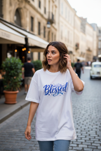 Frau läuft durch die Stadt und trägt weißes Blessed Oversized T-Shirt
