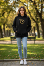 "Frau trägt schwarzen LOVE LIKE JESUS Hoodie"